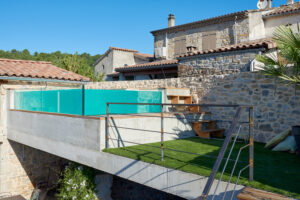 Piscine inox et verre à Les Vans en Ardèche